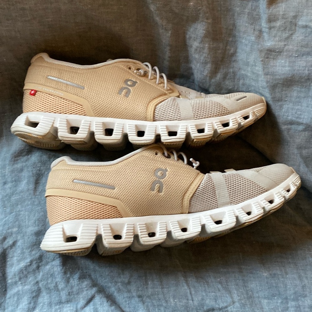 ON WOMEN‘S CLOUD 5 FUSE SNEAKERS - SAVANNAH/ PEARL SZ - 7.5 US LIKE NEW!!!